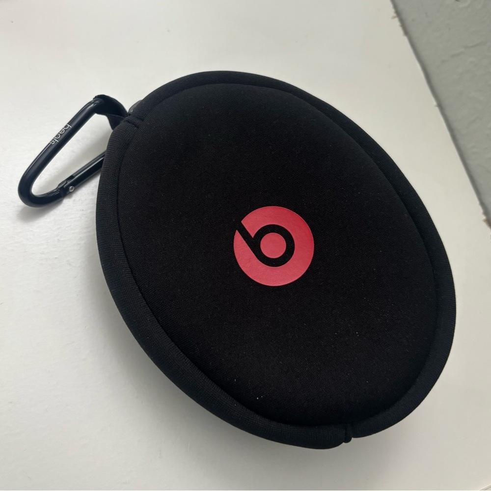*Dr. Dre Beats soft case for headphones with carabiner